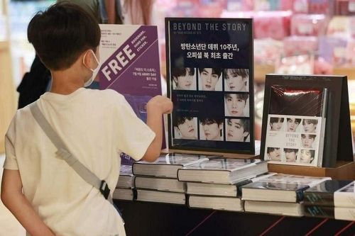 Người hâm mộ tập trung từ sớm đón đọc hồi ký của BTS