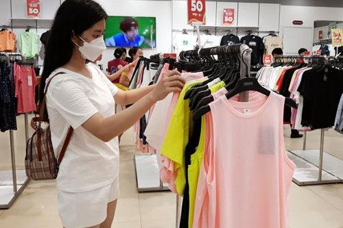 Hàng ngoại đổ bộ, thời trang Việt chật vật cạnh tranh