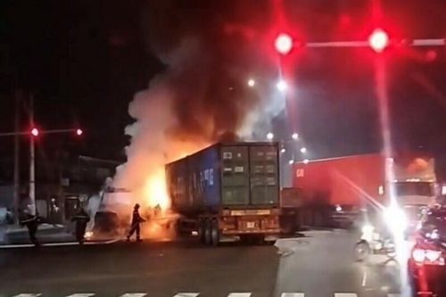 Tai nạn giao thông ngày 10/7/2023: Hai xe container bốc cháy ngùn ngụt sau va chạm