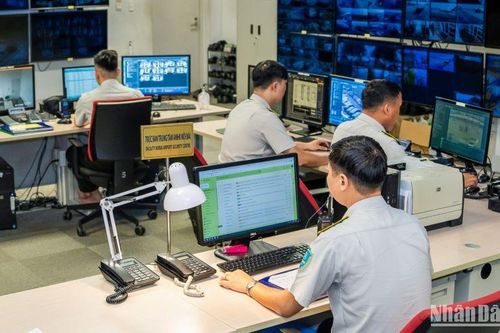 Các lực lượng tại Nội Bài hỗ trợ khách tìm chiếc ví có nhiều tài sản quý