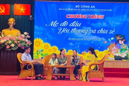 Chương trình 'Mẹ đỡ đầu' trong Công an nhân dân: Yêu thương và chia sẻ