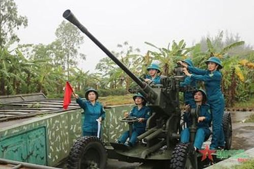 Những nữ dân quân thầm lặng 'canh trời'