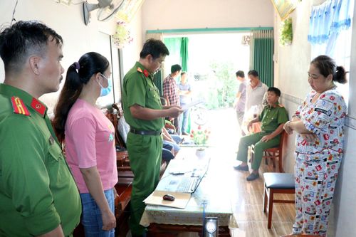 Bắt tạm giam người phụ nữ ở Vĩnh Long lừa chiếm đoạt sổ đỏ