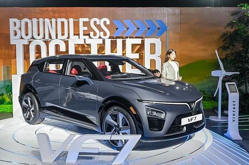 Cận cảnh VinFast VF7 lần đầu xuất hiện tại Việt Nam