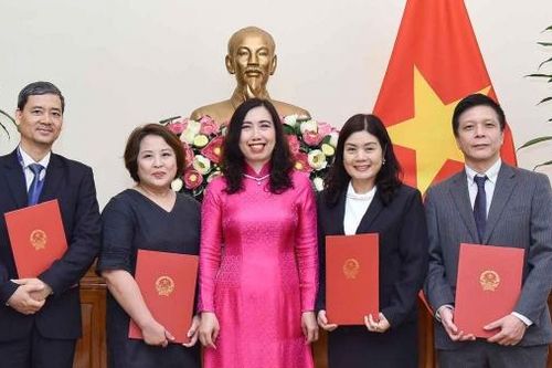 Thứ trưởng Ngoại giao Lê Thị Thu Hằng trao quyết định điều động, bổ nhiệm 4 lãnh đạo cấp Vụ