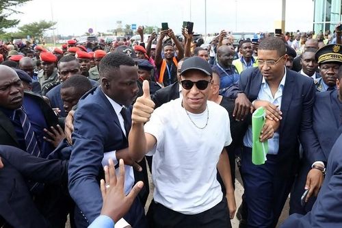 Kylian Mbappe làm công tác từ thiện tại quê cha Cameroon