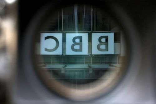 BBC đình chỉ người dẫn chương trình vì bê bối ảnh khiêu dâm