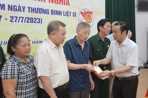 Chương trình 'Màu hoa đỏ' trao quà tặng các gia đình chính sách nhân ngày Thương binh Liệt sĩ