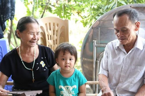 Những người giữ lửa nghề quạt giấy thủ công trăm tuổi