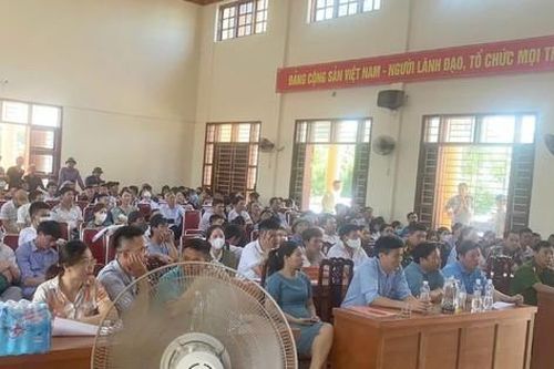 Bản tin 8H: Em trai phó chủ tịch huyện đấu giá trúng 23 lô đất