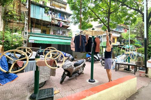 Cảnh lấn chiếm lộn xộn và nhếch nhác tại sân chơi khu tập thể Bắc Thành Công