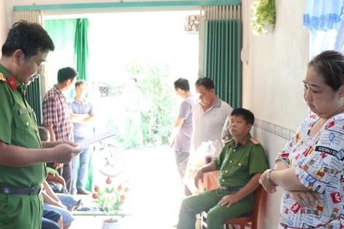 Mang 'sổ đỏ' của người vay tiền đi cầm cố