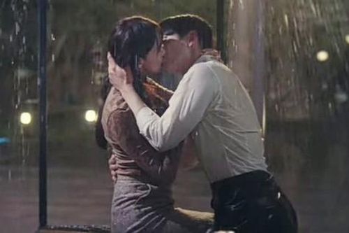 Cảnh hôn nồng cháy hơn 2 phút của Yoona và Lee Jun Ho gây sốt