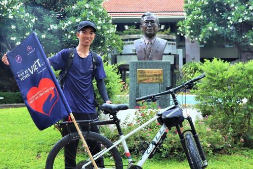 Chàng trai 3 lần đạp xe xuyên Việt, chở sự tử tế đi khắp Việt Nam