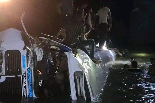 Xe buýt rơi xuống sông ở Sri Lanka, hàng chục người thương vong