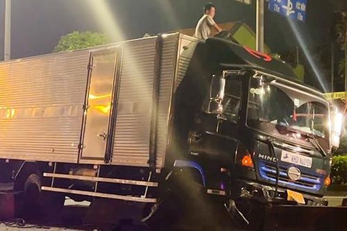 Xe tải tông dải phân cách, tài xế thoát chết trong gang tấc