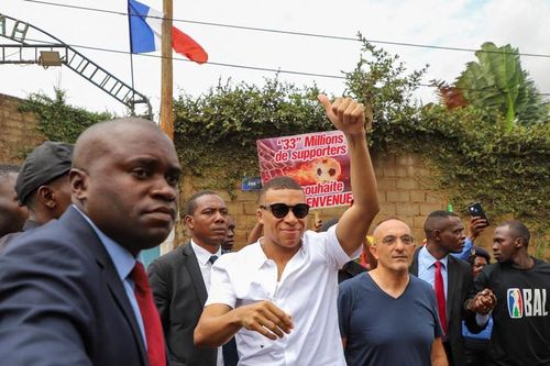 Xe bọc thép vũ trang hộ tống Mbappe thăm quê cha