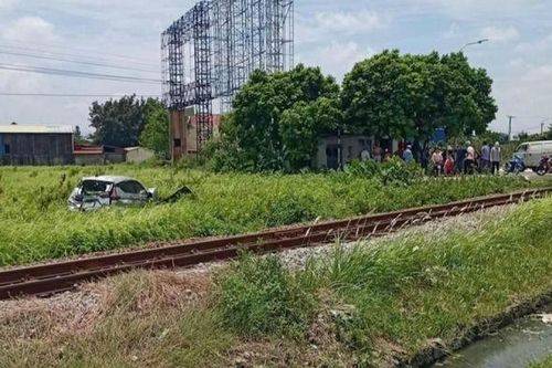 Tàu hỏa đâm ô tô ở Hải Phòng: 1 người tử vong, 4 người bị thương