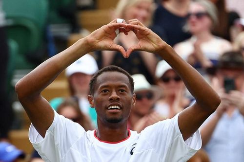 Tay vợt hạng 43 thế giới gây bất ngờ khi loại Stefanos Tsitsipas