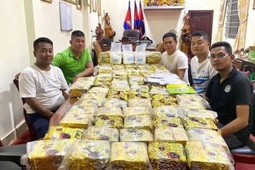 Phát hiện 100 kiện ma túy đá trong chiếc ô tô bị tai nạn giao thông