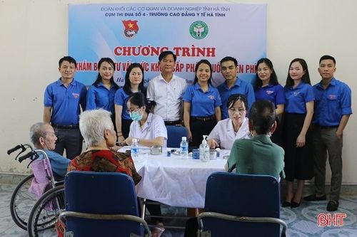 Tuổi trẻ Đoàn Khối CCQ&DN tỉnh khám, cấp phát thuốc miễn phí cho người có công