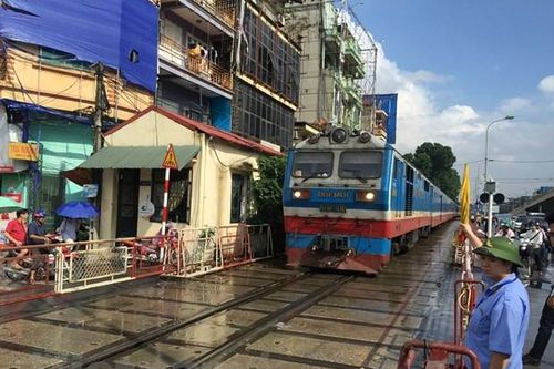 Bộ GTVT đề xuất kéo dài 'tuổi thọ' đầu máy, toa xe đường sắt