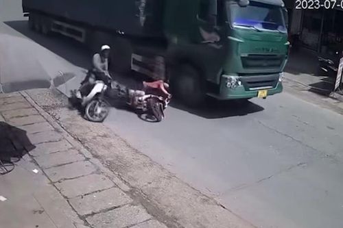 Phú Thọ: Cố vượt giữa xe tải và xe máy, một người bị xe cán tử vong