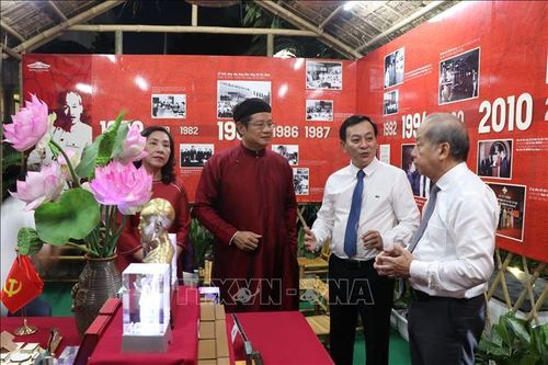 Khai mạc triển lãm 'Di sản Hồ Chí Minh - Hội tụ niềm tin, thắp sáng tương lai'