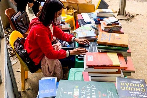Hà Nội: Triệt phá kho xưởng, thu giữ hơn 100 tấn sách giả