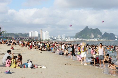 Quảng Ninh đón hàng trăm nghìn lượt du khách dịp cuối tuần