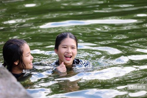 Trẻ em Hà Nội thích thú khi 'giải nhiệt' tại hồ nước nghìn năm tuổi
