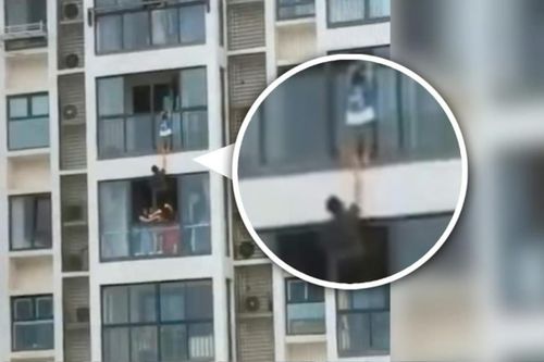 Khoảnh khắc 'người nhện' đời thường cứu cháu bé treo lủng lẳng ở tầng 14