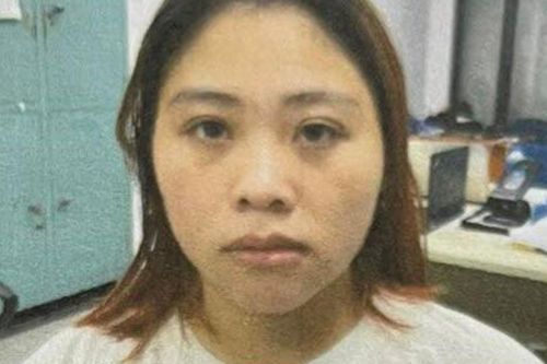 Cô gái trẻ giấu hàng cấm ở nơi không tưởng trong người vẫn bị phát hiện