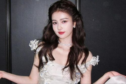 Bạch Lộc bị chê vì thói quen lườm người khác