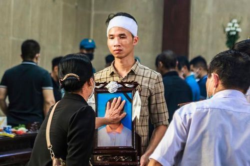 Xót xa đám tang 3 nạn nhân tử vong trong vụ cháy ở Thổ Quan