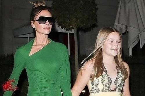 Victoria Beckham cấm con không makeup nhưng liên tục để Harper mặc đồ không hợp tuổi