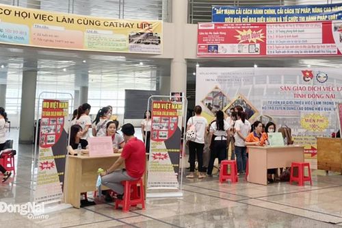 Vắng doanh nghiệp và người lao động tại sàn giao dịch việc làm lần thứ 10