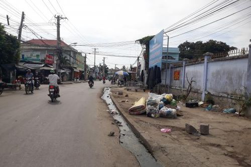 Bỏ rác bừa bãi trên lề đường