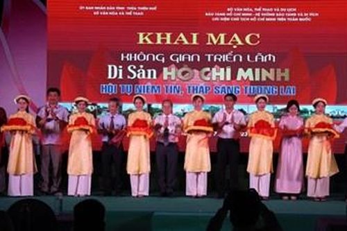 Khai mạc triển lãm 'Di sản Hồ Chí Minh - Hội tụ niềm tin, thắp sáng tương lai'