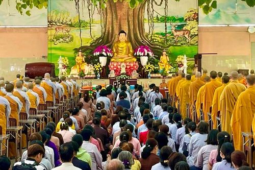 Ban Trị sự GHPGVN H.Bình Chánh hướng dẫn 300 Phật tử cúng dường các trường hạ