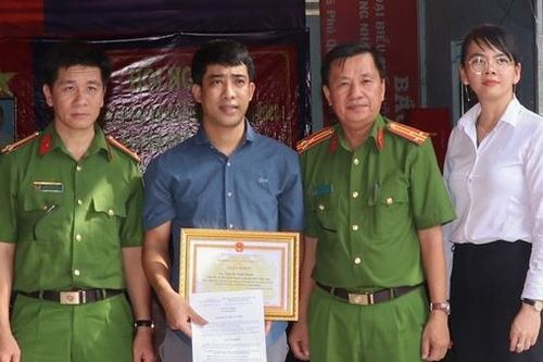 Khen thưởng người dân dũng cảm truy bắt đối tượng cướp giật tài sản