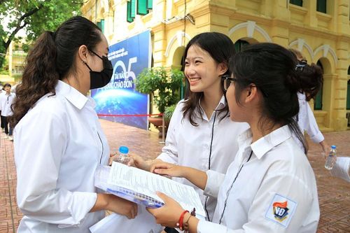 Loạt trường công lập top đầu Hà Nội hạ điểm chuẩn lớp 10