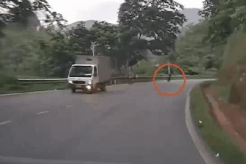 Nam thanh niên không đội mũ bảo hiểm, lái xe máy ngược chiều lao thẳng vào ô tô