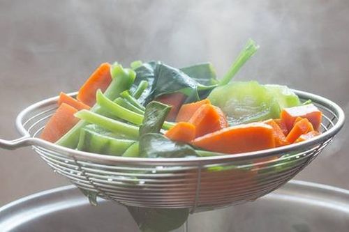 4 nguy cơ sức khỏe khi chỉ ăn đồ luộc để giảm cân