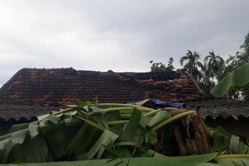 Hàng trăm nhà dân tốc mái do dông lốc ở Quảng Trị