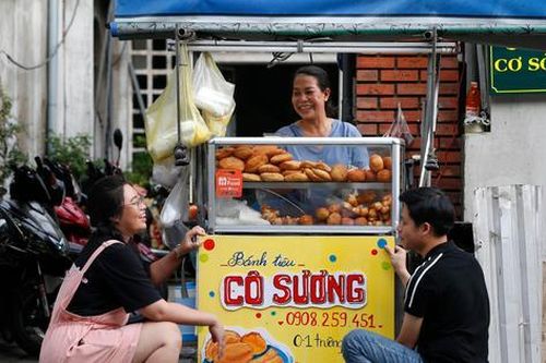 Đôi bạn trẻ đi khắp Sài Gòn vẽ biển hiệu miễn phí cho những người bán hàng rong