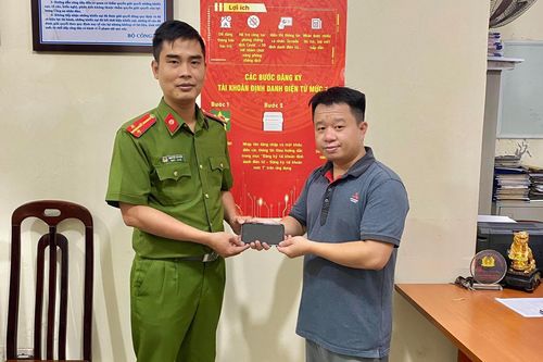 Được Công an hỗ trợ tìm lại chiếc điện thoại thất lạc trên xe taxi
