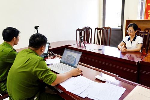 Mượn xe ô tô của người quen để cầm cố lấy tiền trả nợ