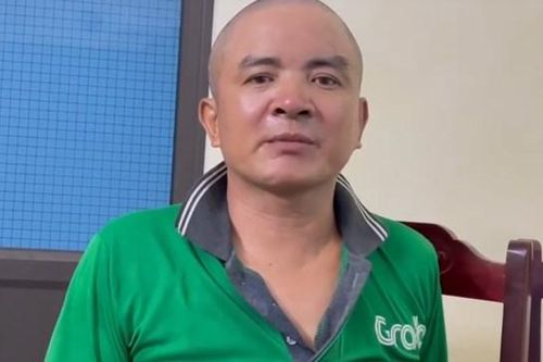 Người đàn ông mặc áo Grap trèo tường vào nhà dân để trộm tivi