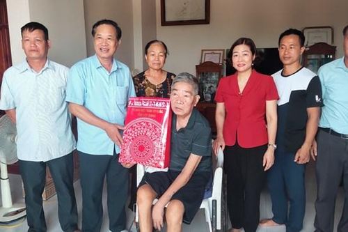 Mặt trận Bắc Giang thăm, tặng quà gia đình người có công